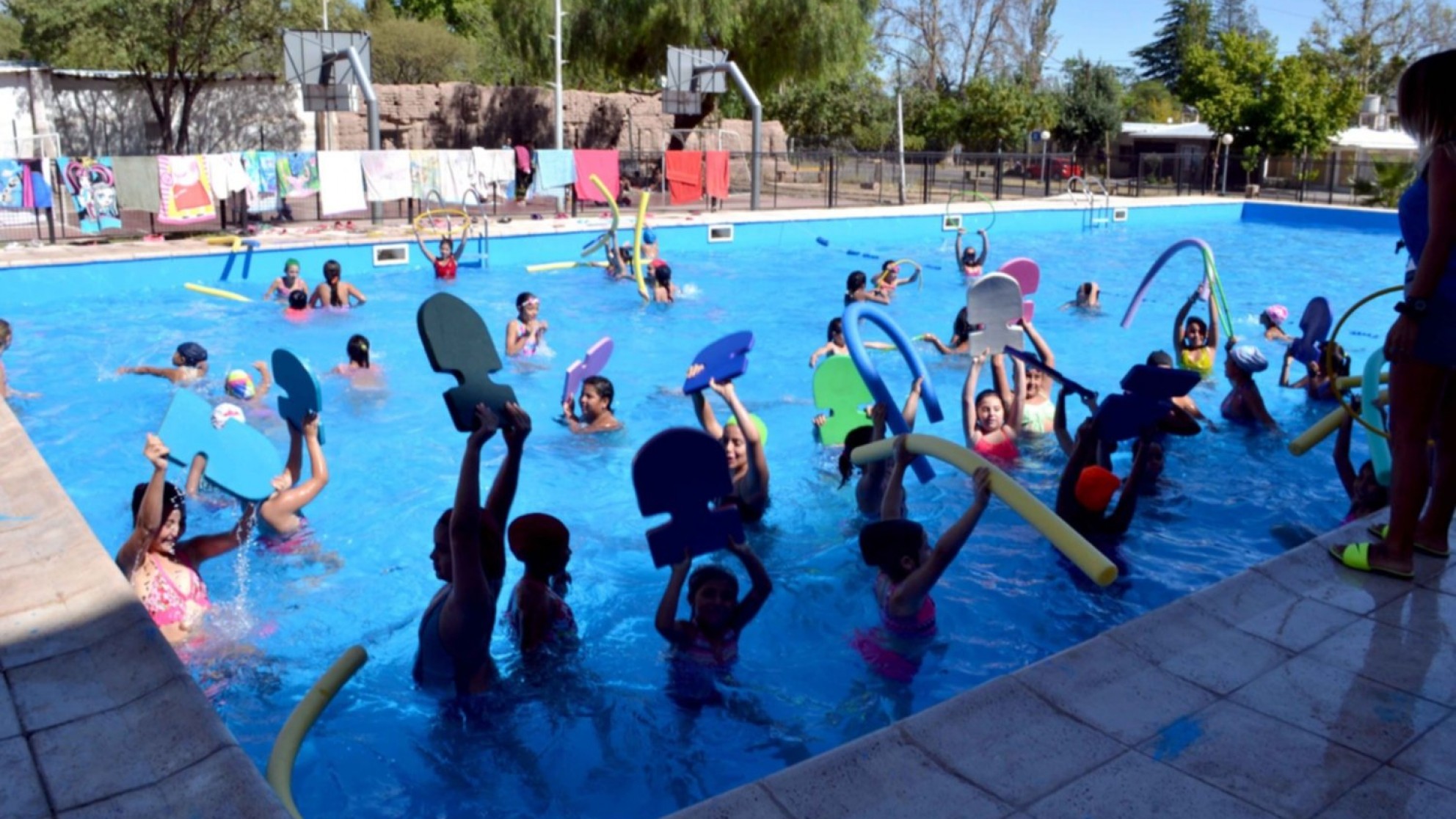 La campaña de vacunación contra el COVID-19 llega a las escuelas de verano de Mendoza